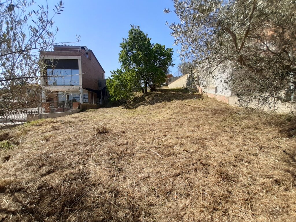 Descubre esta oportunidad de inversión en Rubí, en la tranquila zona de Can Ximelis. Se ofrece un terreno urbanizable en venta de 600 m2, con 16mts. de fachada, ideal para desarrollar el proyecto que siempre has imaginado.