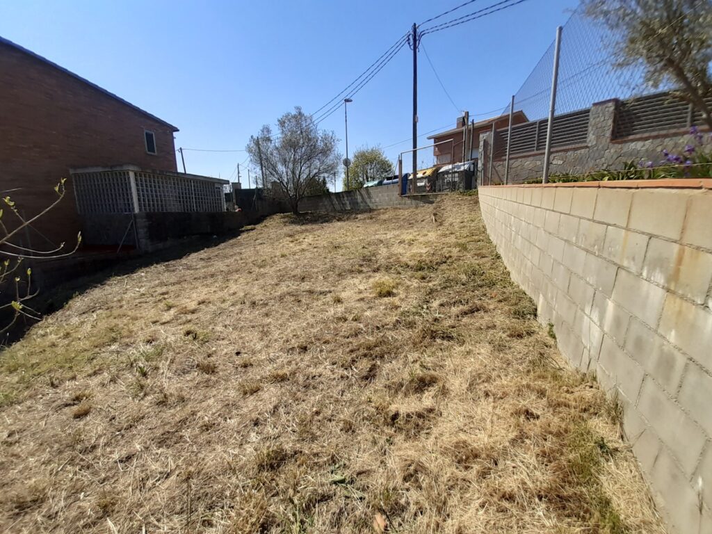 Descubre esta oportunidad de inversión en Rubí, en la tranquila zona de Can Ximelis. Se ofrece un terreno urbanizable en venta de 600 m2, con 16mts. de fachada, ideal para desarrollar el proyecto que siempre has imaginado.