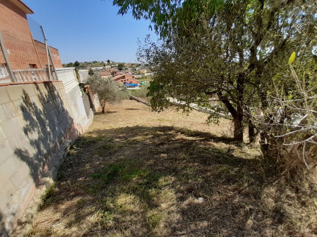 Descubre esta oportunidad de inversión en Rubí, en la tranquila zona de Can Ximelis. Se ofrece un terreno urbanizable en venta de 600 m2, con 16mts. de fachada, ideal para desarrollar el proyecto que siempre has imaginado.