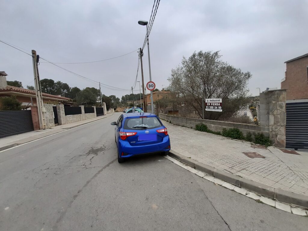 Descubre esta oportunidad de inversión en Rubí, en la tranquila zona de Can Ximelis. Se ofrece un terreno urbanizable en venta de 600 m2, con 16mts. de fachada, ideal para desarrollar el proyecto que siempre has imaginado.