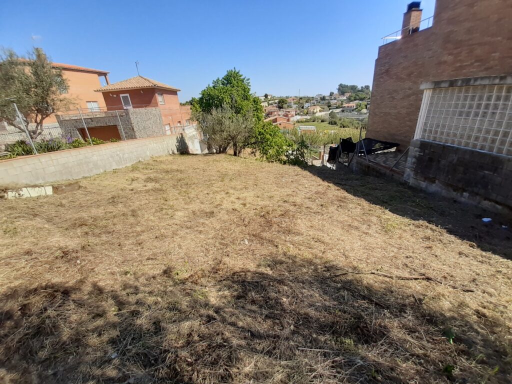Descubre esta oportunidad de inversión en Rubí, en la tranquila zona de Can Ximelis. Se ofrece un terreno urbanizable en venta de 600 m2, con 16mts. de fachada, ideal para desarrollar el proyecto que siempre has imaginado.