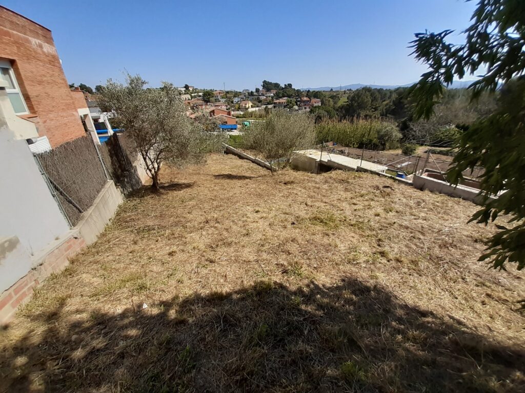 Descubre esta oportunidad de inversión en Rubí, en la tranquila zona de Can Ximelis. Se ofrece un terreno urbanizable en venta de 600 m2, con 16mts. de fachada, ideal para desarrollar el proyecto que siempre has imaginado.