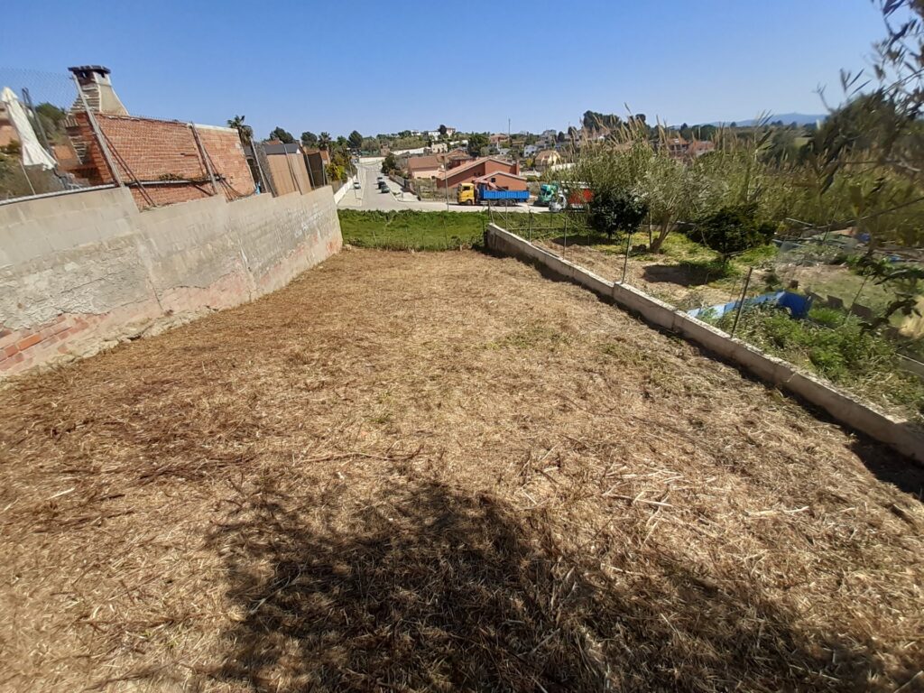 Descubre esta oportunidad de inversión en Rubí, en la tranquila zona de Can Ximelis. Se ofrece un terreno urbanizable en venta de 600 m2, con 16mts. de fachada, ideal para desarrollar el proyecto que siempre has imaginado.