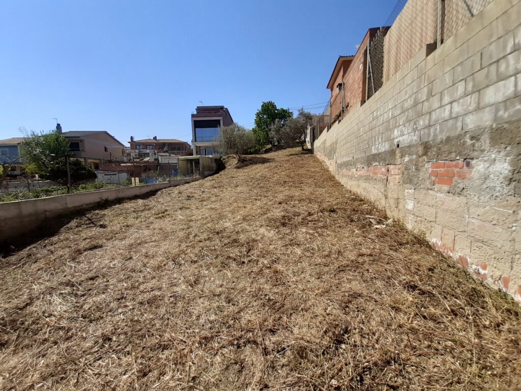 Descubre esta oportunidad de inversión en Rubí, en la tranquila zona de Can Ximelis. Se ofrece un terreno urbanizable en venta de 600 m2, con 16mts. de fachada, ideal para desarrollar el proyecto que siempre has imaginado.