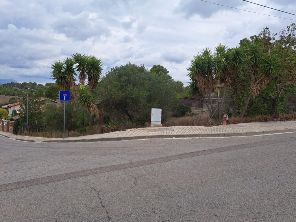 ¡Oportunidad de inversión en Rubí! Se ofrece en venta un terreno urbanizable en la tranquila zona de Can Ximelis – Can Serrafossa. Con una superficie de 439 m², este espacio permite edificar la casa de tus sueños o un proyecto que se adapte a tus necesidades.