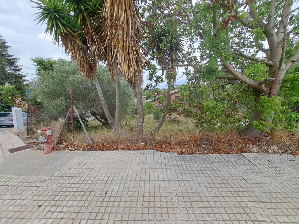 ¡Oportunidad de inversión en Rubí! Se ofrece en venta un terreno urbanizable en la tranquila zona de Can Ximelis – Can Serrafossa. Con una superficie de 439 m², este espacio permite edificar la casa de tus sueños o un proyecto que se adapte a tus necesidades.
