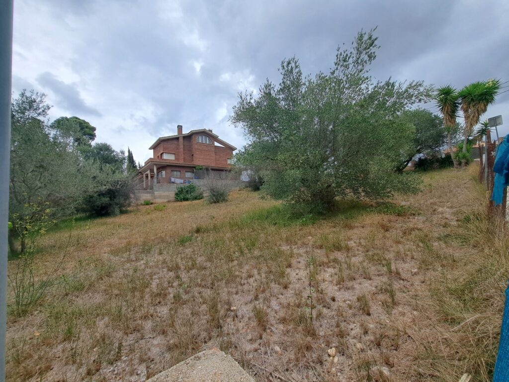 ¡Oportunidad de inversión en Rubí! Se ofrece en venta un terreno urbanizable en la tranquila zona de Can Ximelis – Can Serrafossa. Con una superficie de 439 m², este espacio permite edificar la casa de tus sueños o un proyecto que se adapte a tus necesidades.