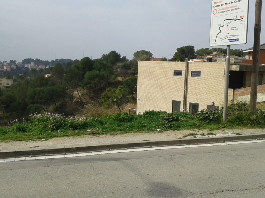 ¿Buscas un terreno para construir la casa de tus sueños? Este terreno urbanizable en Rubí, ubicado en la tranquila zona de Castellnou i Can Mir, ofrece una excelente oportunidad. Con una superficie de 555 m2, se presenta como un espacio ideal para desarrollar un proyecto residencial.
