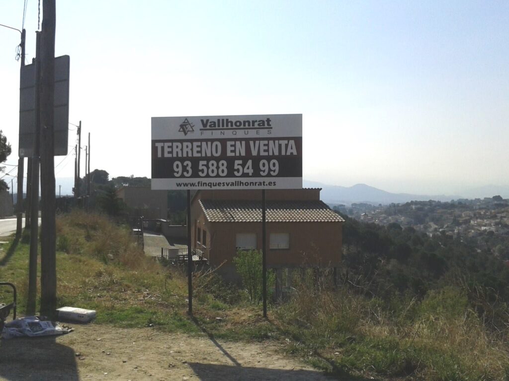 ¿Buscas un terreno para construir la casa de tus sueños? Este terreno urbanizable en Rubí, ubicado en la tranquila zona de Castellnou i Can Mir, ofrece una excelente oportunidad. Con una superficie de 555 m2, se presenta como un espacio ideal para desarrollar un proyecto residencial.