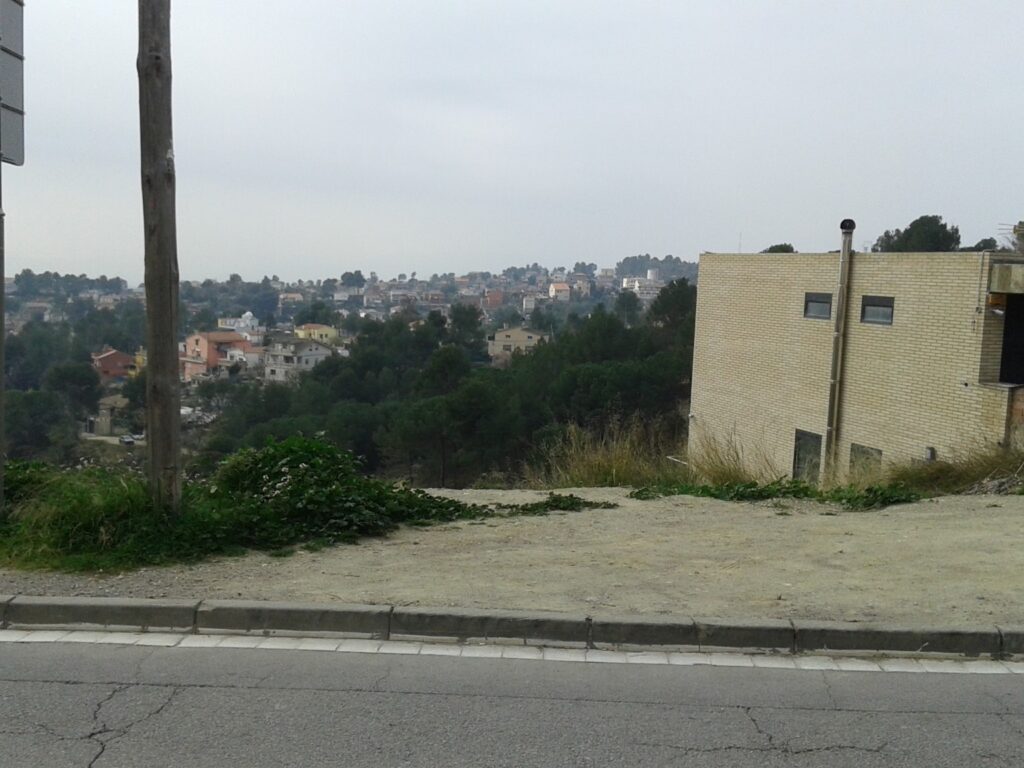 ¿Buscas un terreno para construir la casa de tus sueños? Este terreno urbanizable en Rubí, ubicado en la tranquila zona de Castellnou i Can Mir, ofrece una excelente oportunidad. Con una superficie de 555 m2, se presenta como un espacio ideal para desarrollar un proyecto residencial.