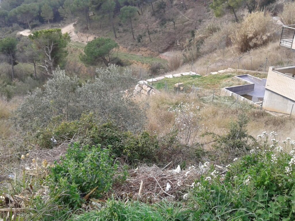 ¿Buscas un terreno para construir la casa de tus sueños? Este terreno urbanizable en Rubí, ubicado en la tranquila zona de Castellnou i Can Mir, ofrece una excelente oportunidad. Con una superficie de 555 m2, se presenta como un espacio ideal para desarrollar un proyecto residencial.