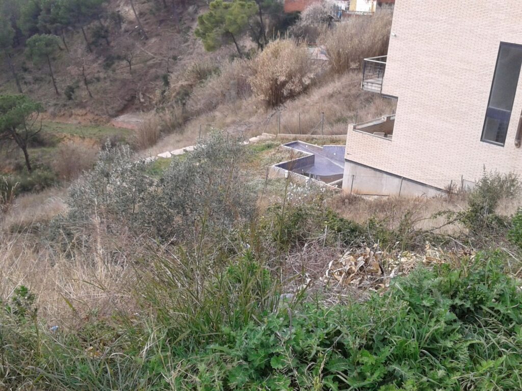 ¿Buscas un terreno para construir la casa de tus sueños? Este terreno urbanizable en Rubí, ubicado en la tranquila zona de Castellnou i Can Mir, ofrece una excelente oportunidad. Con una superficie de 555 m2, se presenta como un espacio ideal para desarrollar un proyecto residencial.