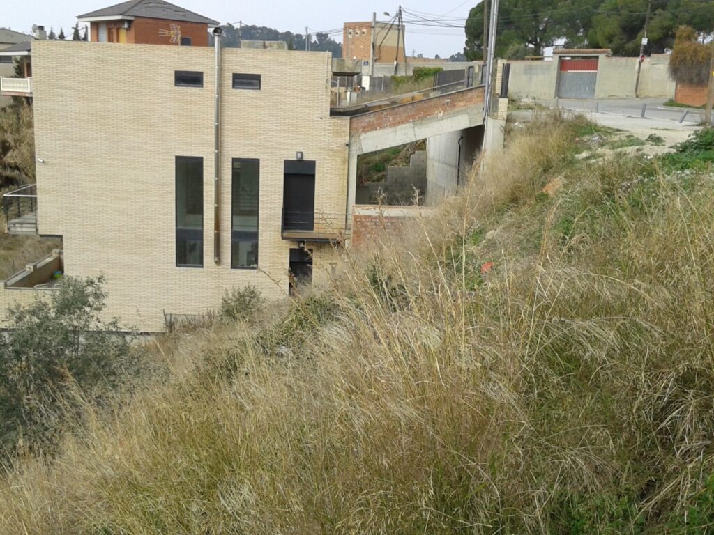 ¿Buscas un terreno para construir la casa de tus sueños? Este terreno urbanizable en Rubí, ubicado en la tranquila zona de Castellnou i Can Mir, ofrece una excelente oportunidad. Con una superficie de 555 m2, se presenta como un espacio ideal para desarrollar un proyecto residencial.