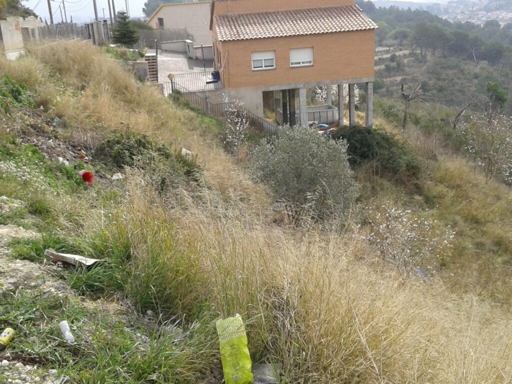 ¿Buscas un terreno para construir la casa de tus sueños? Este terreno urbanizable en Rubí, ubicado en la tranquila zona de Castellnou i Can Mir, ofrece una excelente oportunidad. Con una superficie de 555 m2, se presenta como un espacio ideal para desarrollar un proyecto residencial.