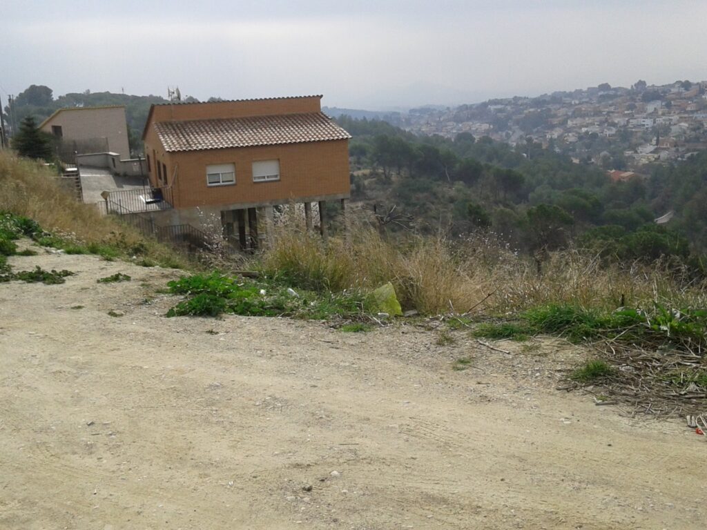 ¿Buscas un terreno para construir la casa de tus sueños? Este terreno urbanizable en Rubí, ubicado en la tranquila zona de Castellnou i Can Mir, ofrece una excelente oportunidad. Con una superficie de 555 m2, se presenta como un espacio ideal para desarrollar un proyecto residencial.