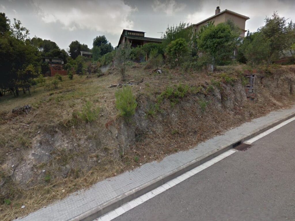 ¡Oportunidad de inversión en Rubí! Se encuentra disponible un terreno en venta en la tranquila urbanización de Castellnou i Can Mir. Con una superficie de 590 m2, Fachada de 15m. a dos calles. Sup. edificable 40%. este terreno es edificable, lo que brinda la posibilidad de construir la vivienda aislada que siempre has deseado.