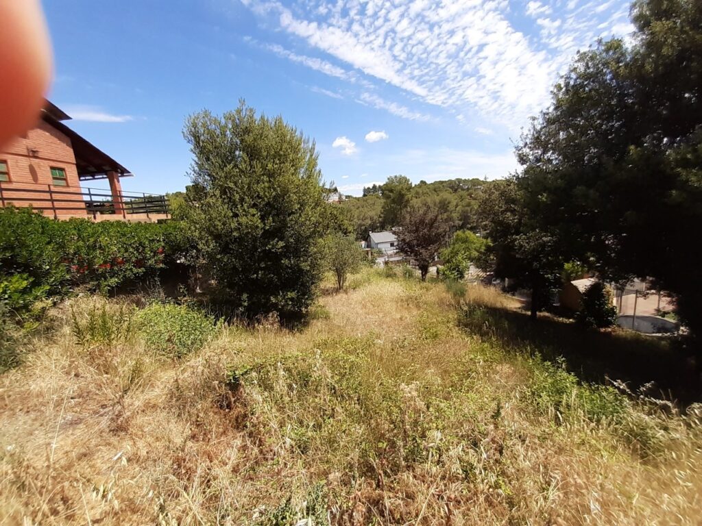 ¡Oportunidad de inversión en Rubí! Se encuentra disponible un terreno en venta en la tranquila urbanización de Castellnou i Can Mir. Con una superficie de 590 m2, Fachada de 15m. a dos calles. Sup. edificable 40%. este terreno es edificable, lo que brinda la posibilidad de construir la vivienda aislada que siempre has deseado.