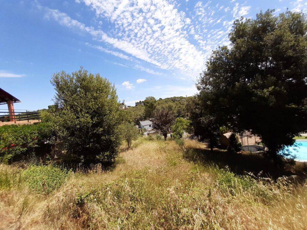 ¡Oportunidad de inversión en Rubí! Se encuentra disponible un terreno en venta en la tranquila urbanización de Castellnou i Can Mir. Con una superficie de 590 m2, Fachada de 15m. a dos calles. Sup. edificable 40%. este terreno es edificable, lo que brinda la posibilidad de construir la vivienda aislada que siempre has deseado.