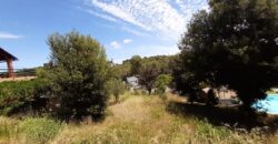 ¡Oportunidad de inversión en Rubí! Se encuentra disponible un terreno en venta en la tranquila urbanización de Castellnou i Can Mir. Con una superficie de 590 m2, Fachada de 15m. a dos calles. Sup. edificable 40%. este terreno es edificable, lo que brinda la posibilidad de construir la vivienda aislada que siempre has deseado.