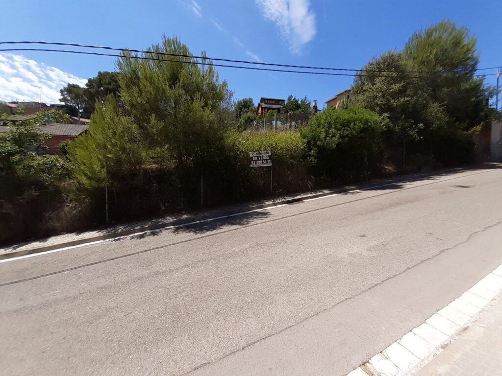 ¡Oportunidad de inversión en Rubí! Se encuentra disponible un terreno en venta en la tranquila urbanización de Castellnou i Can Mir. Con una superficie de 590 m2, Fachada de 15m. a dos calles. Sup. edificable 40%. este terreno es edificable, lo que brinda la posibilidad de construir la vivienda aislada que siempre has deseado.