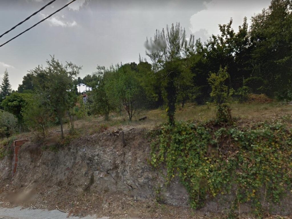 ¡Oportunidad de inversión en Rubí! Se encuentra disponible un terreno en venta en la tranquila urbanización de Castellnou i Can Mir. Con una superficie de 590 m2, Fachada de 15m. a dos calles. Sup. edificable 40%. este terreno es edificable, lo que brinda la posibilidad de construir la vivienda aislada que siempre has deseado.