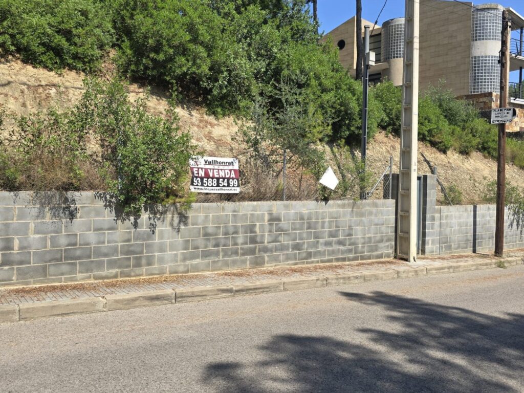 Terreno de 470m2 en Valles Park. Orientación Oeste.