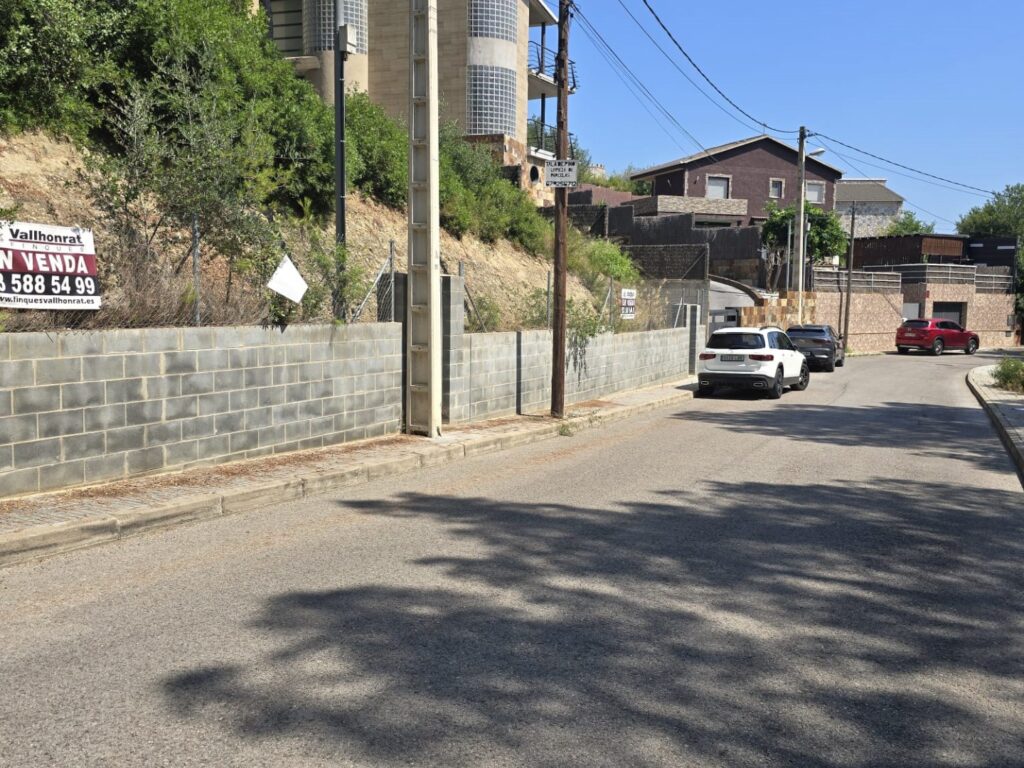 Terreno de 470m2 en Valles Park. Orientación Oeste.