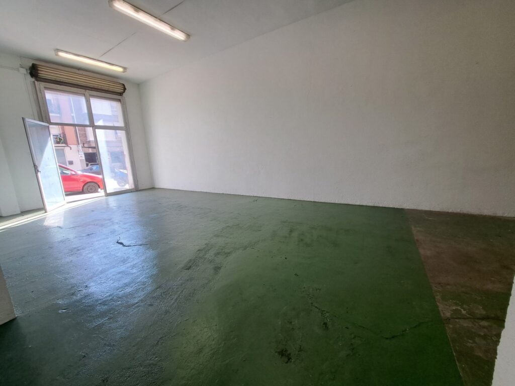 Oportunitat de lloguer a Rubí! S´ofereix un local de 201 m² en una ubicació estratègica, ideal per a diversos negocis. Situat a la zona de Madrid – Av. Estatut, aquest espai en planta baixa compta amb una alçada de sostre de 3,83 m, cosa que proporciona una sensació d’amplitud i lluminositat.