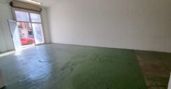 Oportunitat de lloguer a Rubí! S´ofereix un local de 201 m² en una ubicació estratègica, ideal per a diversos negocis. Situat a la zona de Madrid – Av. Estatut, aquest espai en planta baixa compta amb una alçada de sostre de 3,83 m, cosa que proporciona una sensació d’amplitud i lluminositat.