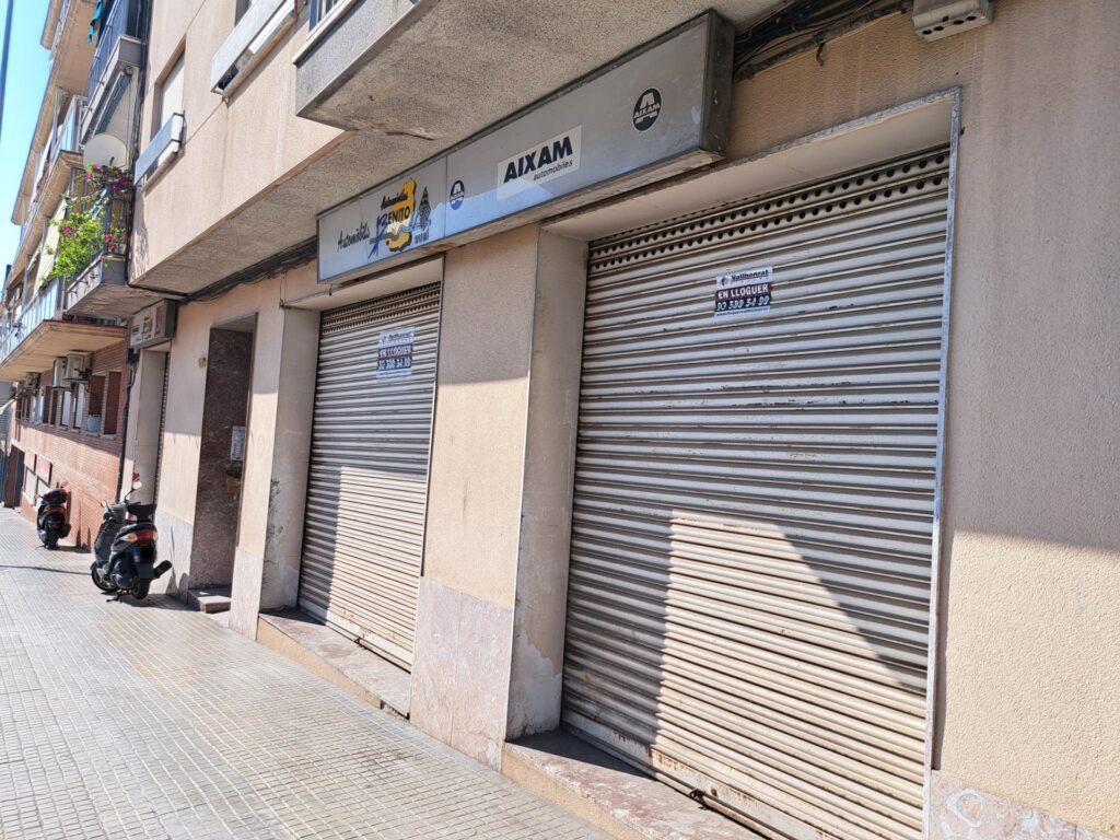 Oportunitat de lloguer a Rubí! S´ofereix un local de 201 m² en una ubicació estratègica, ideal per a diversos negocis. Situat a la zona de Madrid – Av. Estatut, aquest espai en planta baixa compta amb una alçada de sostre de 3,83 m, cosa que proporciona una sensació d’amplitud i lluminositat.