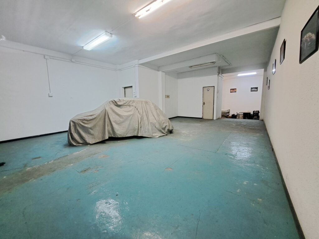 Oportunitat de lloguer a Rubí! S´ofereix un local de 201 m² en una ubicació estratègica, ideal per a diversos negocis. Situat a la zona de Madrid – Av. Estatut, aquest espai en planta baixa compta amb una alçada de sostre de 3,83 m, cosa que proporciona una sensació d’amplitud i lluminositat.