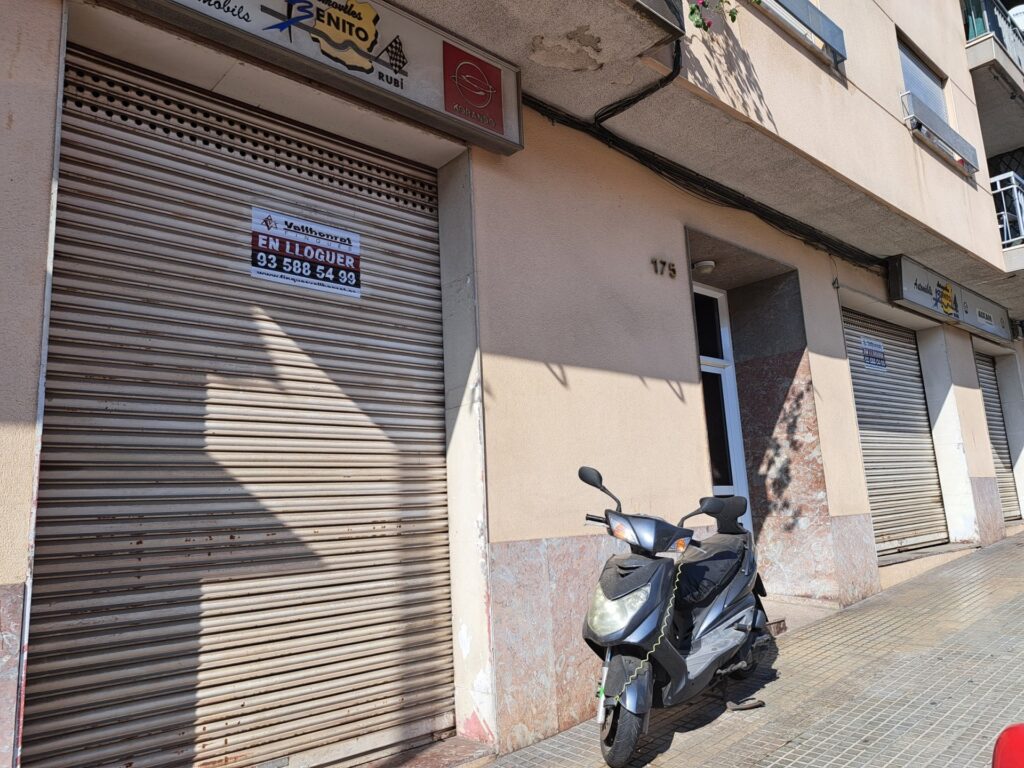 Oportunitat de lloguer a Rubí! S´ofereix un local de 201 m² en una ubicació estratègica, ideal per a diversos negocis. Situat a la zona de Madrid – Av. Estatut, aquest espai en planta baixa compta amb una alçada de sostre de 3,83 m, cosa que proporciona una sensació d’amplitud i lluminositat.