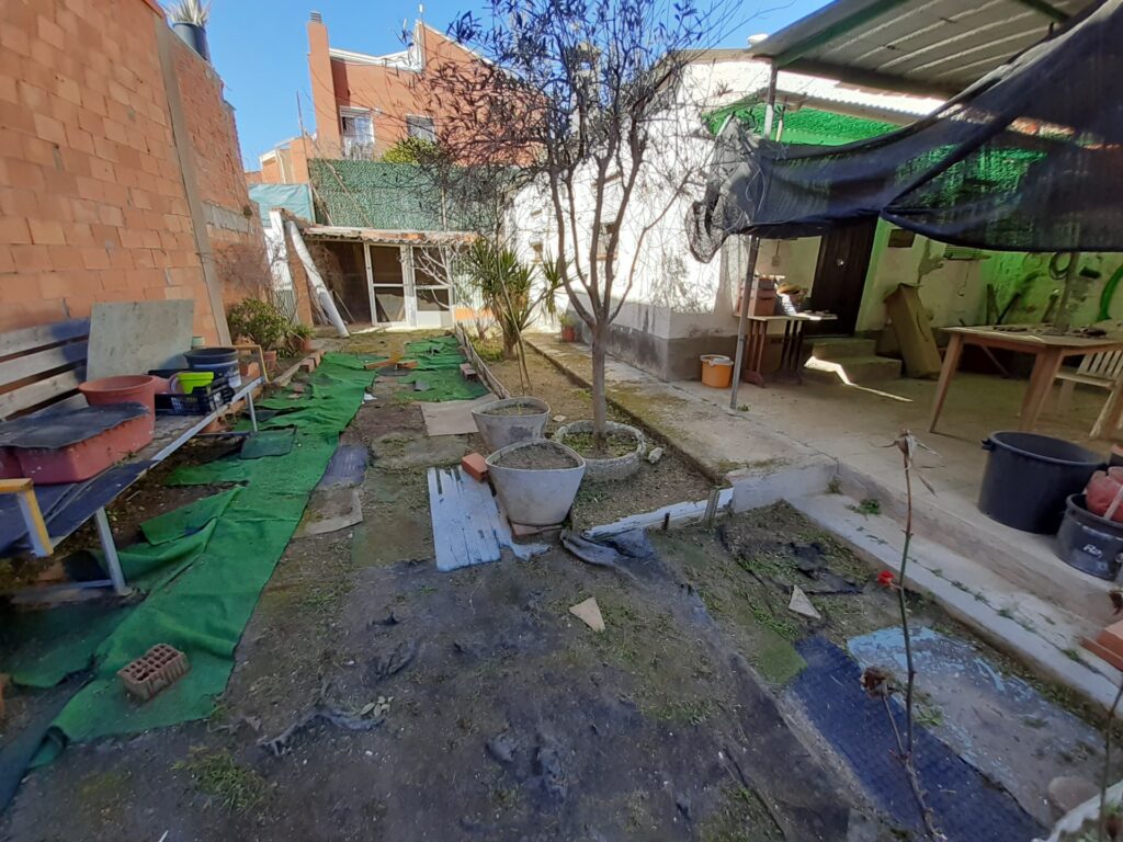 ¡SOLAR EN RUBÍ ! Se ofrece terreno urbano en venta en la zona de CAN ORIOL- CAN ROSES . Con una superficie de 243 m2, Posibilidad de PB+2 (Casa unifamiliar) este terreno es edificable, ideal para desarrollar el proyecto que siempre has imaginado.