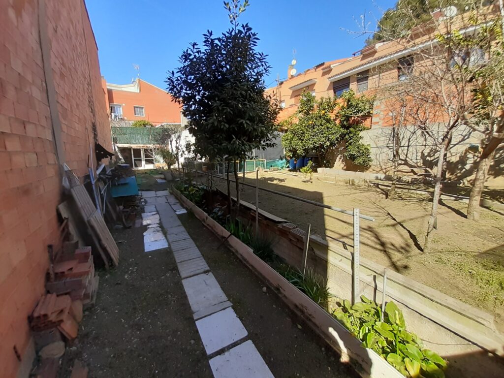 ¡SOLAR EN RUBÍ ! Se ofrece terreno urbano en venta en la zona de CAN ORIOL- CAN ROSES . Con una superficie de 243 m2, Posibilidad de PB+2 (Casa unifamiliar) este terreno es edificable, ideal para desarrollar el proyecto que siempre has imaginado.