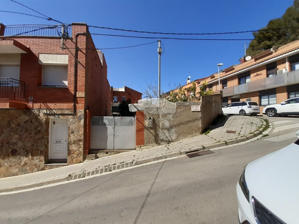 ¡SOLAR EN RUBÍ ! Se ofrece terreno urbano en venta en la zona de CAN ORIOL- CAN ROSES . Con una superficie de 243 m2, Posibilidad de PB+2 (Casa unifamiliar) este terreno es edificable, ideal para desarrollar el proyecto que siempre has imaginado.