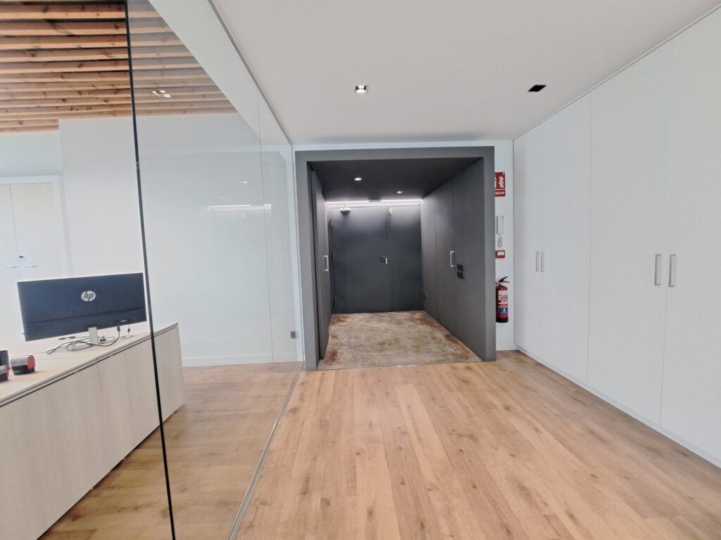 Espectacular despatx-oficina molt lluminosa i en perfecte estat.