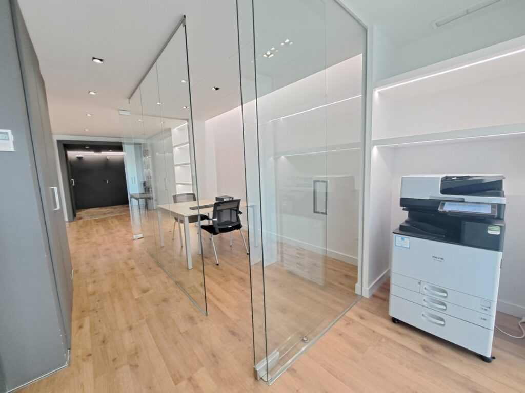 Espectacular despatx-oficina molt lluminosa i en perfecte estat.