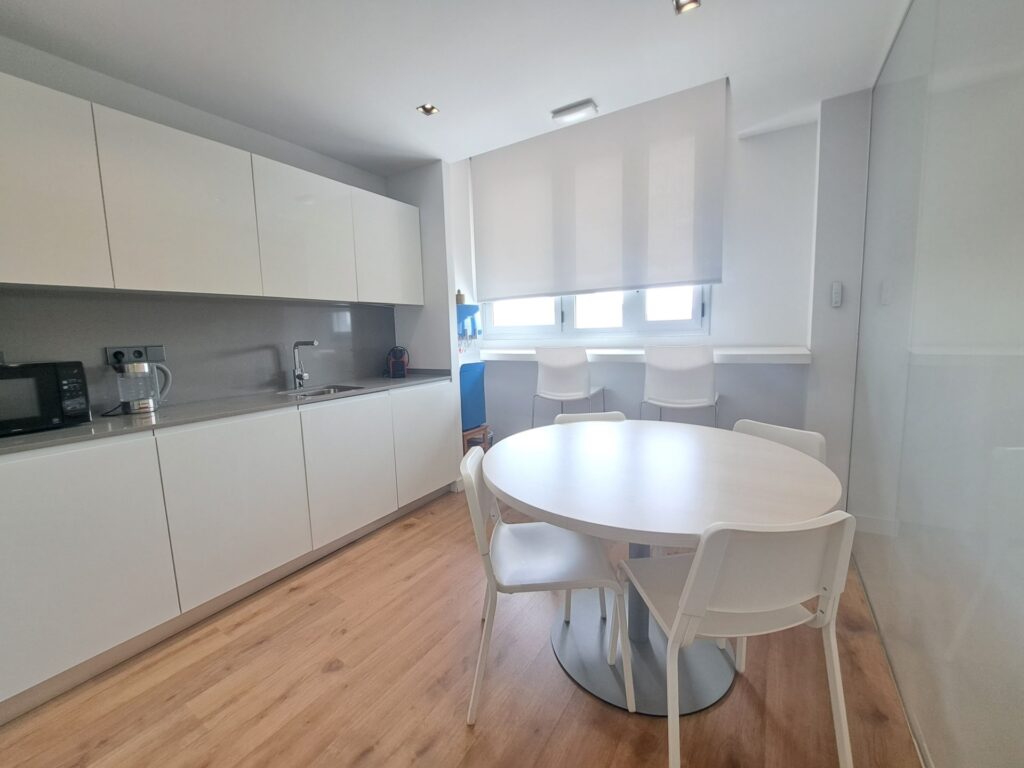 Espectacular despatx-oficina molt lluminosa i en perfecte estat.