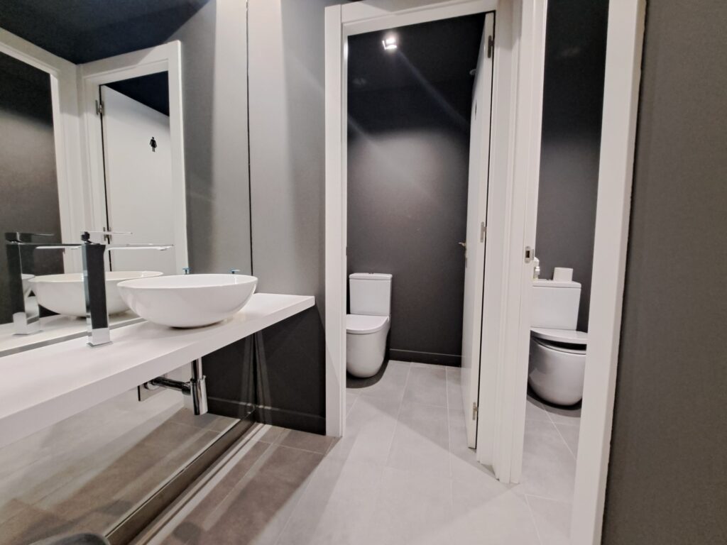 Espectacular despatx-oficina molt lluminosa i en perfecte estat.