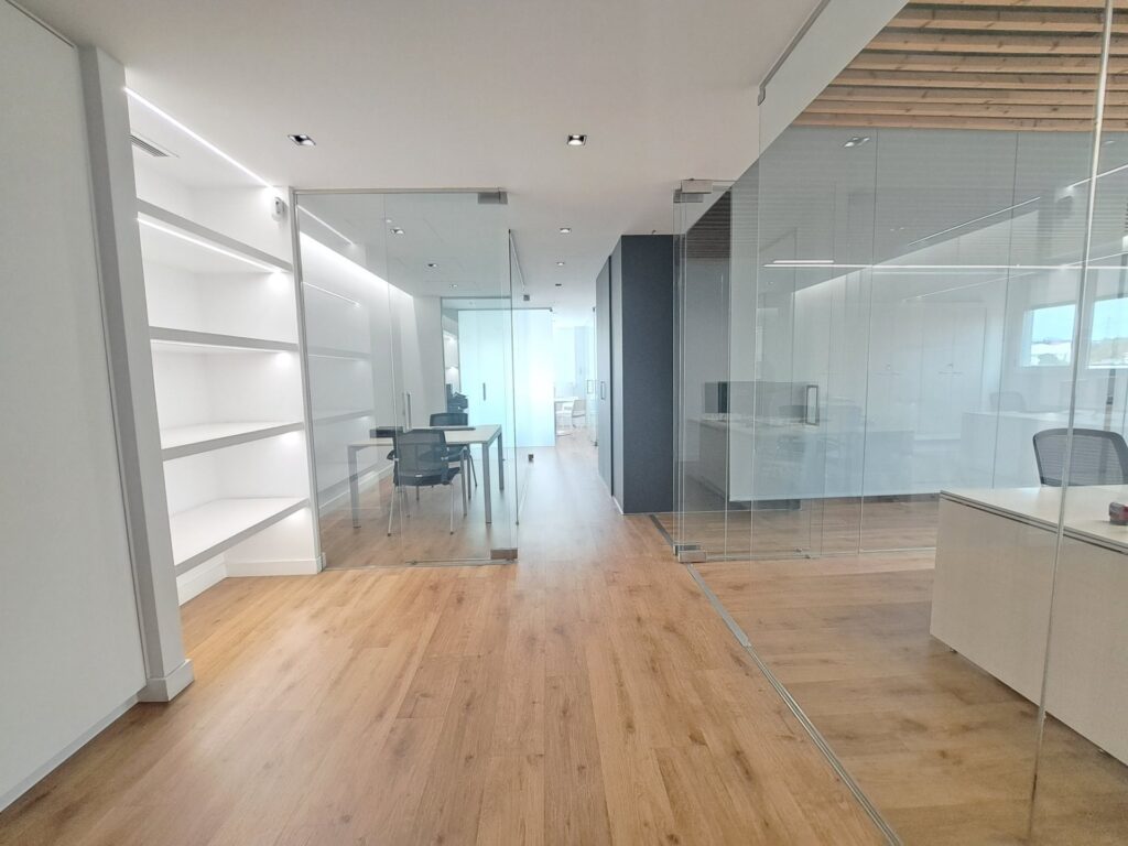 Espectacular despatx-oficina molt lluminosa i en perfecte estat.