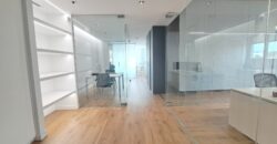 Espectacular despatx-oficina molt lluminosa i en perfecte estat.