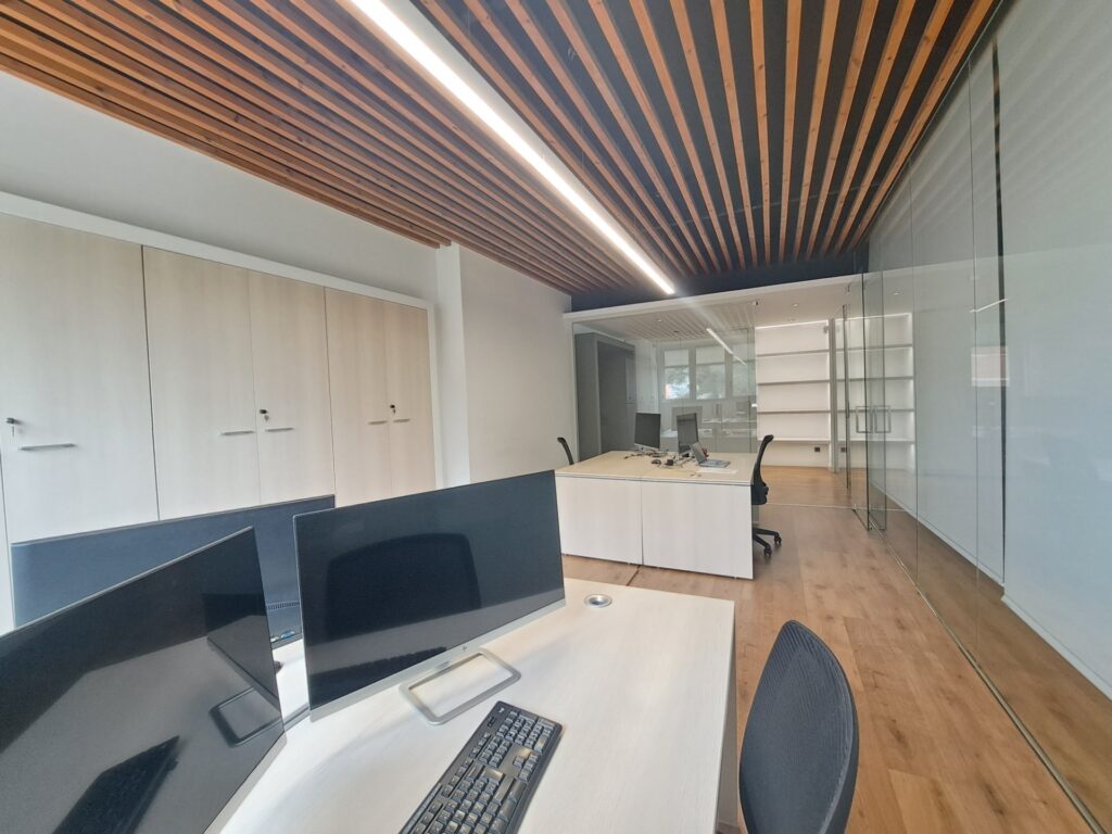 Espectacular despatx-oficina molt lluminosa i en perfecte estat.