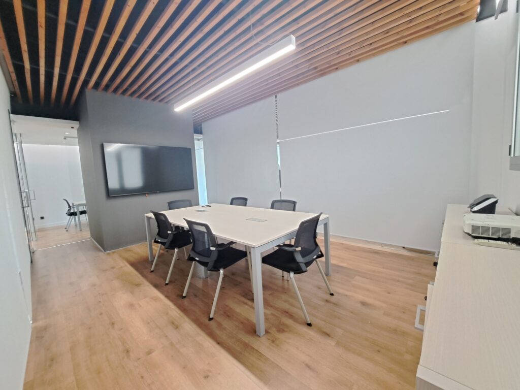 Espectacular despatx-oficina molt lluminosa i en perfecte estat.