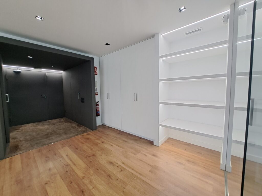 Espectacular despatx-oficina molt lluminosa i en perfecte estat.