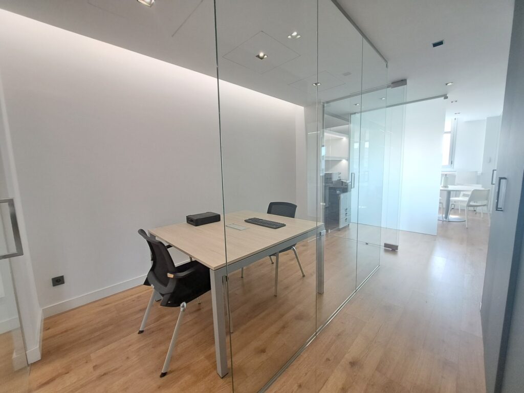 Espectacular despatx-oficina molt lluminosa i en perfecte estat.