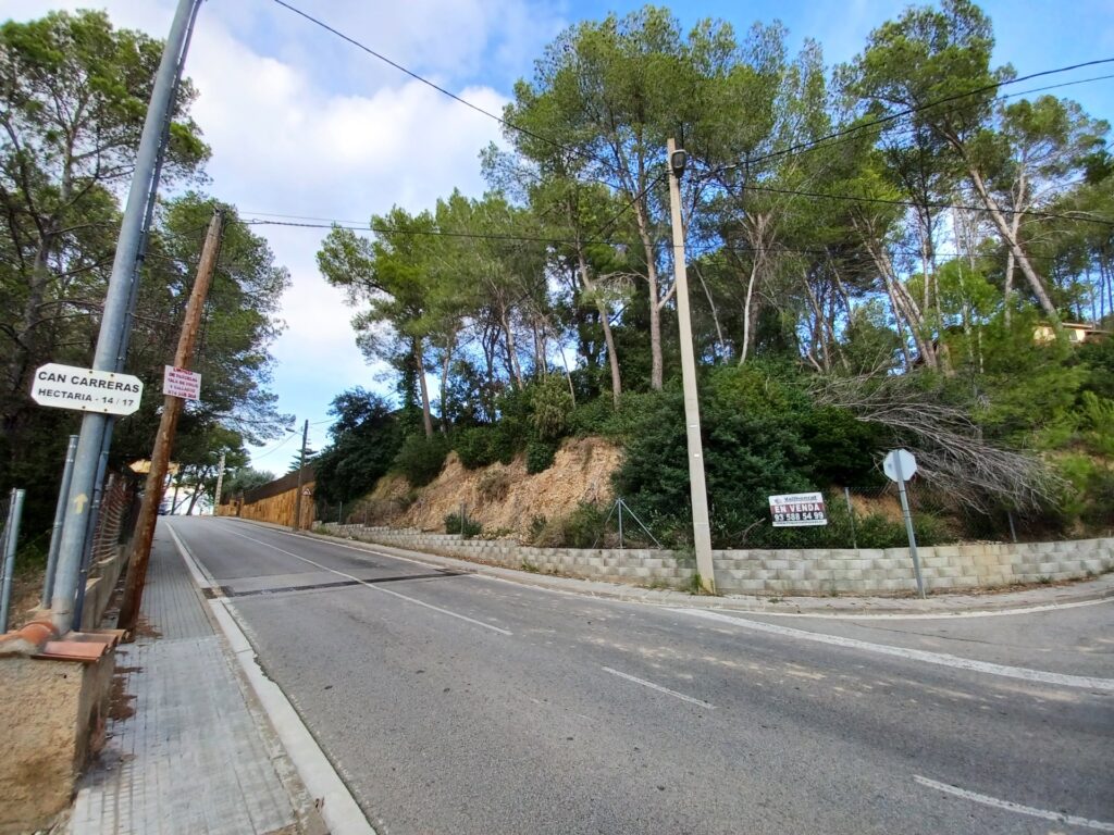 Parcela de 580m2de forma trapezoide y esquinera