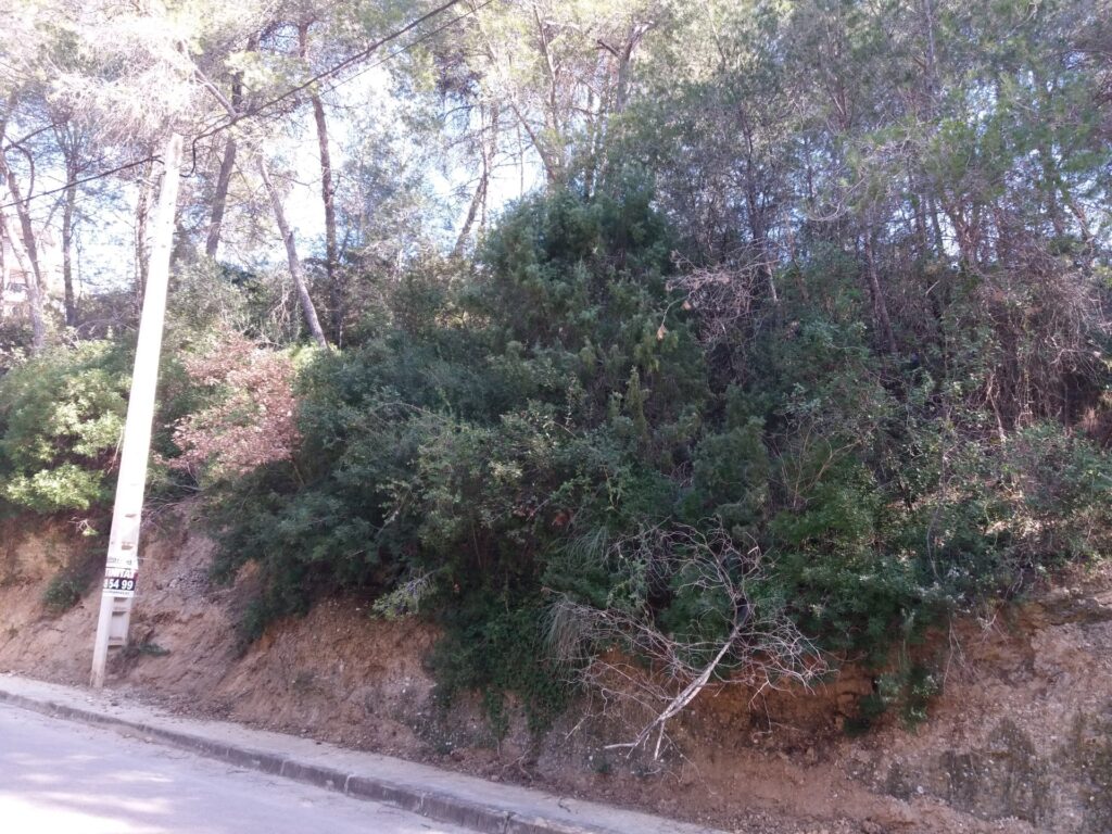 ¡Oportunidad única en Rubí! Se ofrece en venta un terreno urbanizable de 474 m2 ubicado en la tranquila zona de Castellnou i Can Mir.