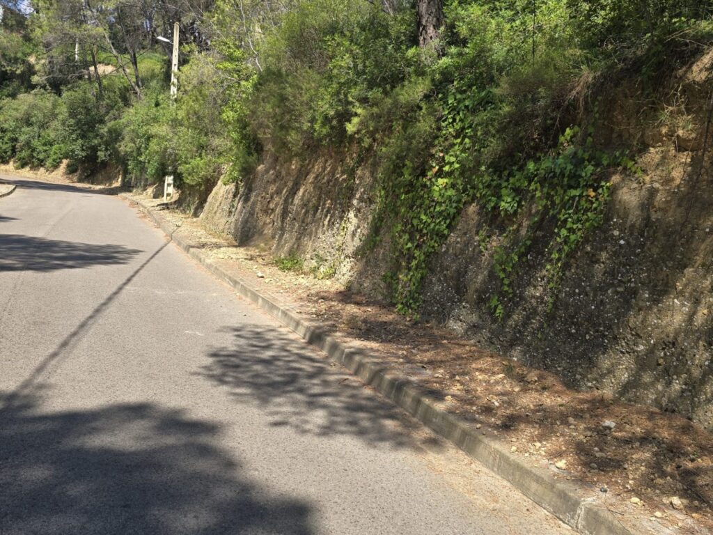 ¡Oportunidad única en Rubí! Se ofrece en venta un terreno urbanizable de 474 m2 ubicado en la tranquila zona de Castellnou i Can Mir.