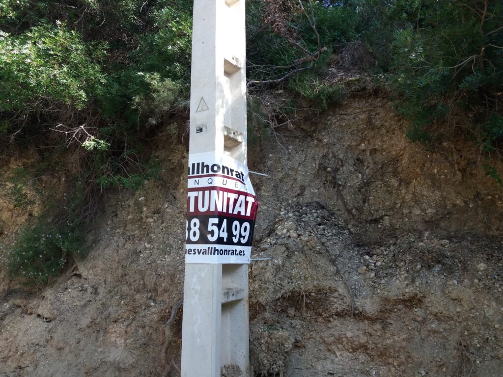 ¡Oportunidad única en Rubí! Se ofrece en venta un terreno urbanizable de 474 m2 ubicado en la tranquila zona de Castellnou i Can Mir.