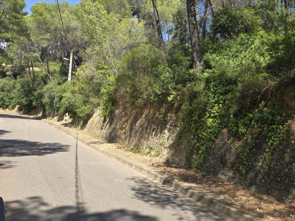 ¡Oportunidad única en Rubí! Se ofrece en venta un terreno urbanizable de 474 m2 ubicado en la tranquila zona de Castellnou i Can Mir.